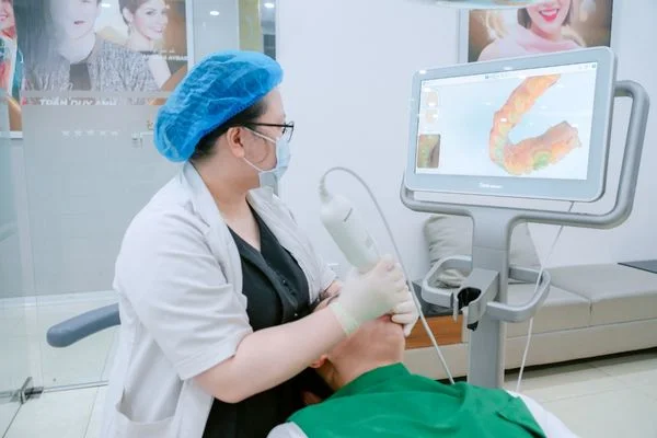 Niềng răng trong suốt: Giải pháp chỉnh nha không lộ mắc cài